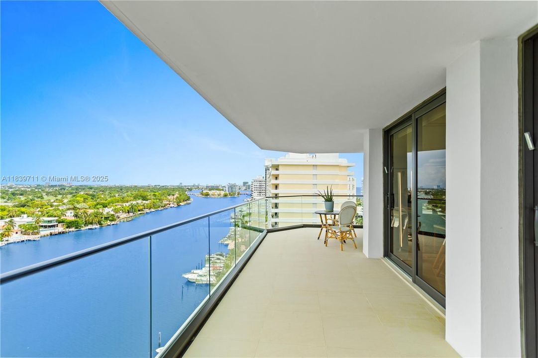 合同活跃: $1,700,000 (4 贝兹, 4 浴室, 2827 平方英尺)