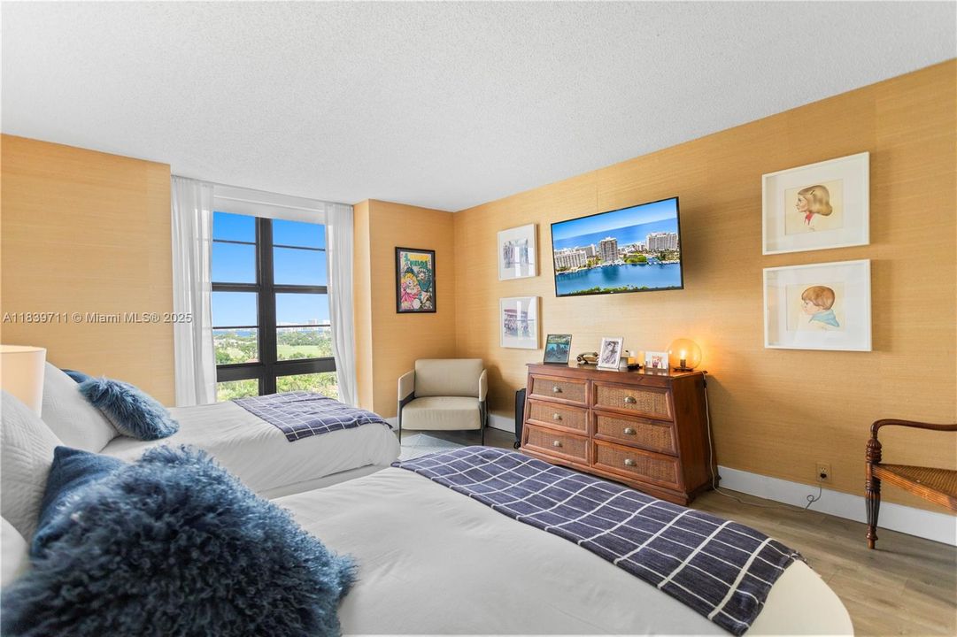 合同活跃: $1,700,000 (4 贝兹, 4 浴室, 2827 平方英尺)