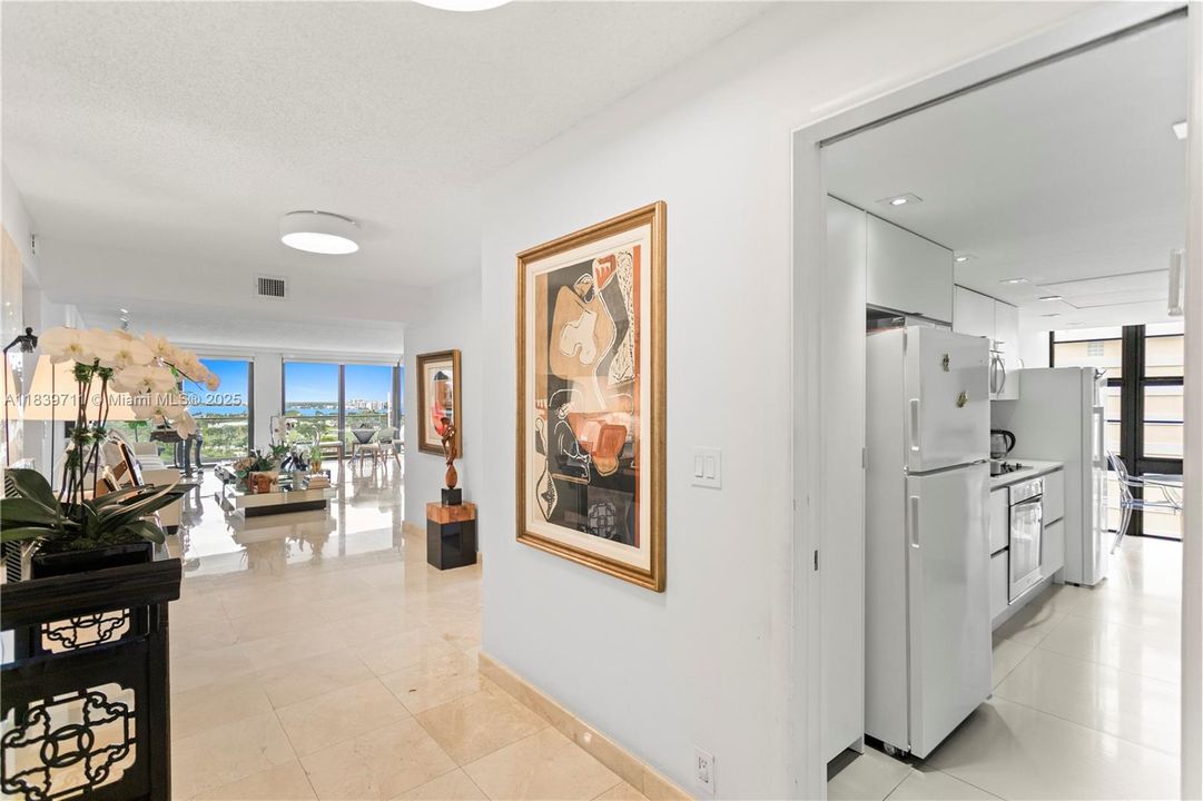 合同活跃: $1,700,000 (4 贝兹, 4 浴室, 2827 平方英尺)