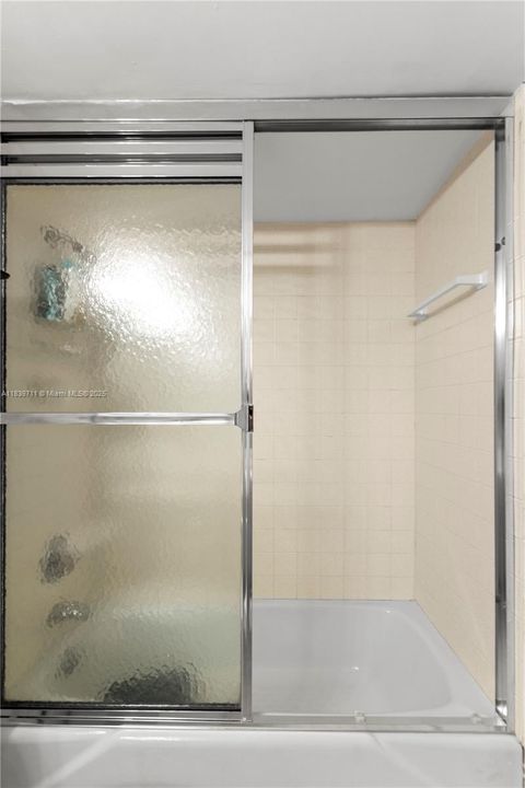 合同活跃: $1,700,000 (4 贝兹, 4 浴室, 2827 平方英尺)