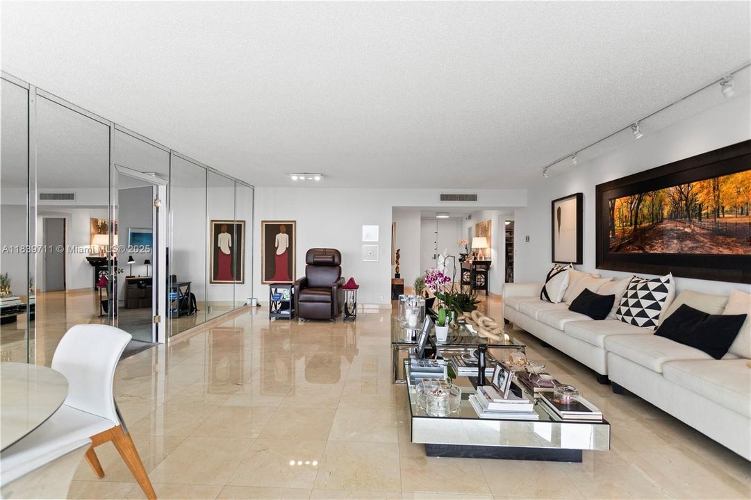 合同活跃: $1,700,000 (4 贝兹, 4 浴室, 2827 平方英尺)