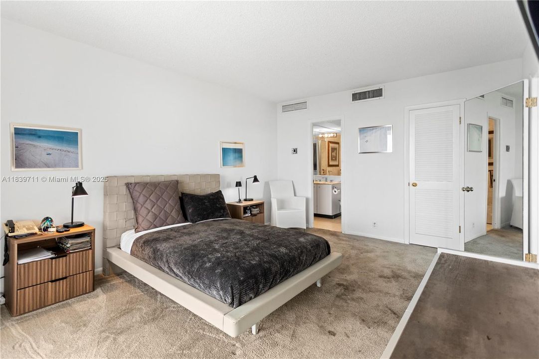 合同活跃: $1,700,000 (4 贝兹, 4 浴室, 2827 平方英尺)