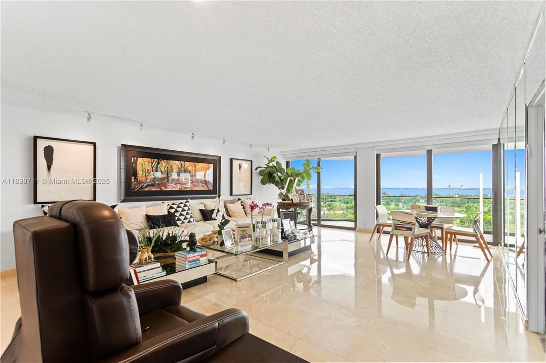 合同活跃: $1,700,000 (4 贝兹, 4 浴室, 2827 平方英尺)