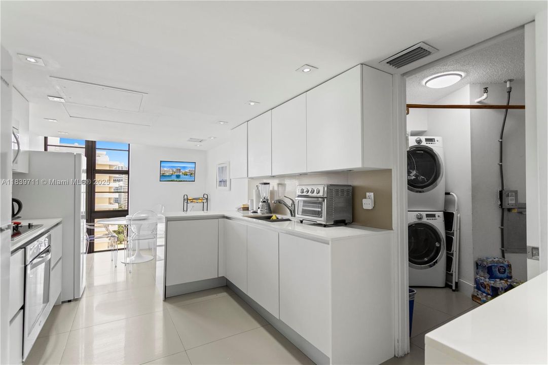 合同活跃: $1,700,000 (4 贝兹, 4 浴室, 2827 平方英尺)