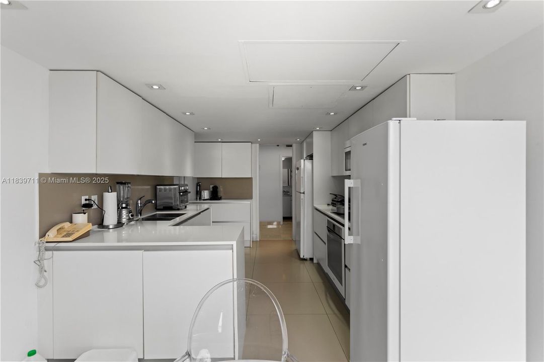 合同活跃: $1,700,000 (4 贝兹, 4 浴室, 2827 平方英尺)