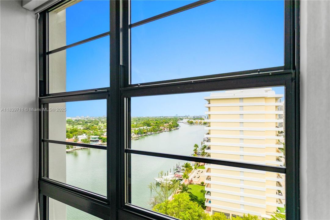 合同活跃: $1,700,000 (4 贝兹, 4 浴室, 2827 平方英尺)