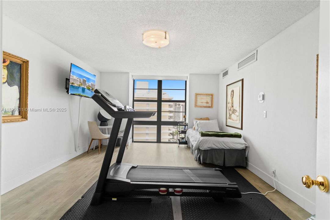 合同活跃: $1,700,000 (4 贝兹, 4 浴室, 2827 平方英尺)