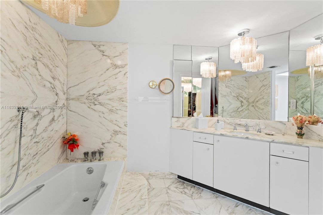 合同活跃: $1,700,000 (4 贝兹, 4 浴室, 2827 平方英尺)