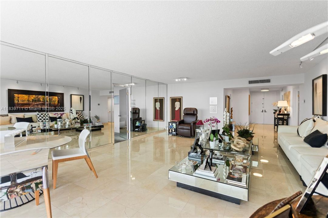 合同活跃: $1,700,000 (4 贝兹, 4 浴室, 2827 平方英尺)