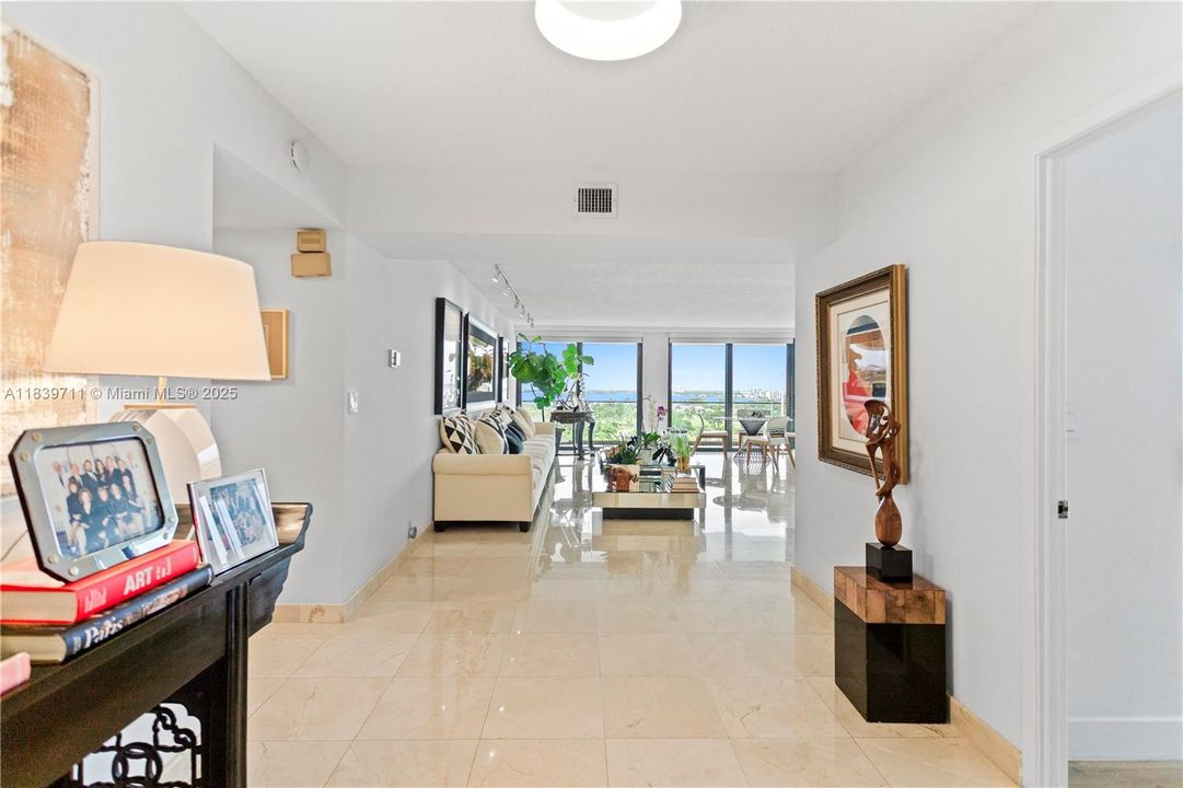 合同活跃: $1,700,000 (4 贝兹, 4 浴室, 2827 平方英尺)