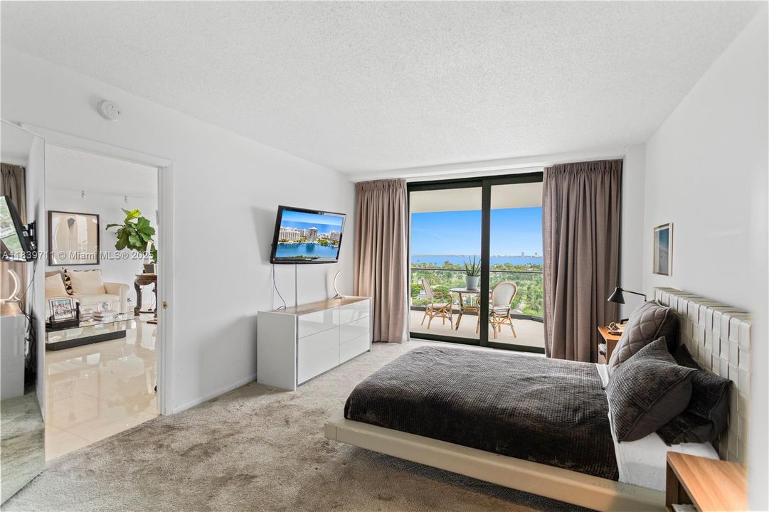 合同活跃: $1,700,000 (4 贝兹, 4 浴室, 2827 平方英尺)