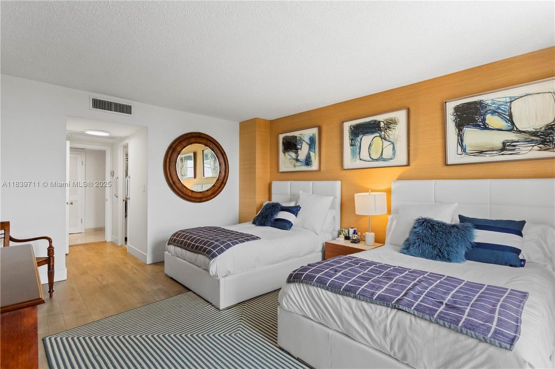 合同活跃: $1,700,000 (4 贝兹, 4 浴室, 2827 平方英尺)