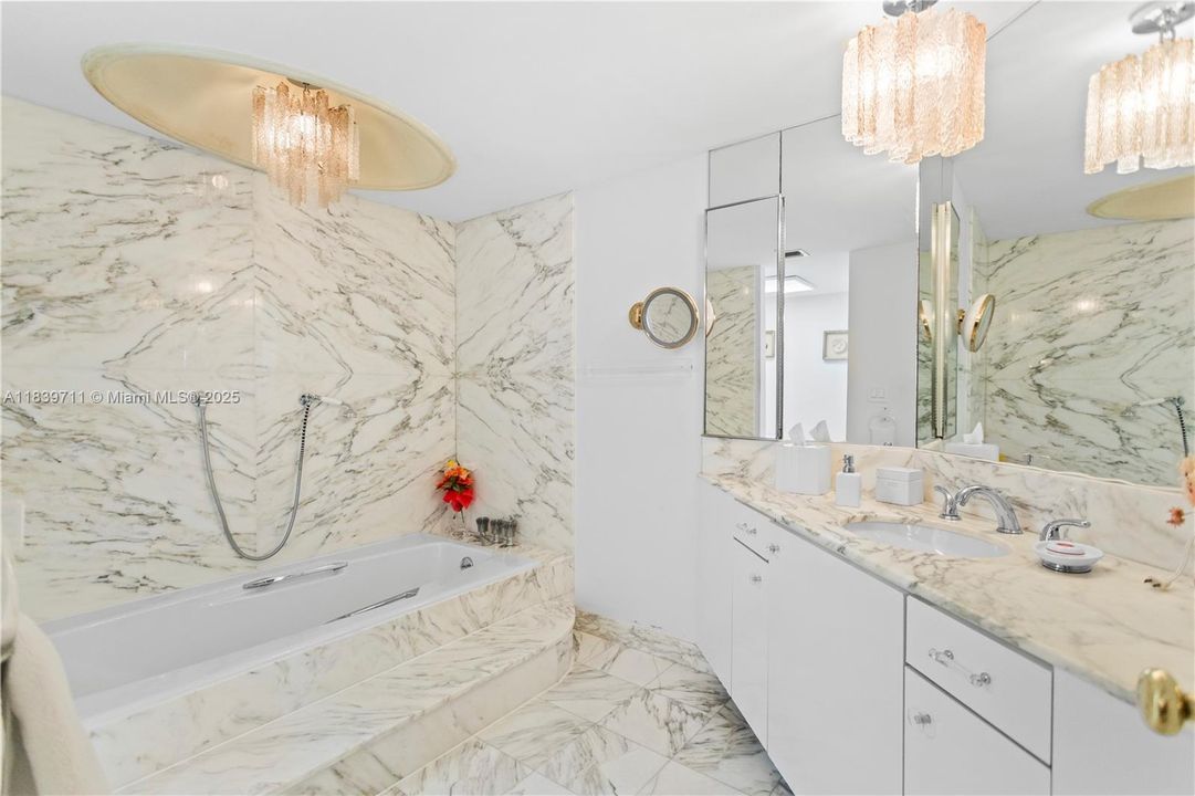 合同活跃: $1,700,000 (4 贝兹, 4 浴室, 2827 平方英尺)