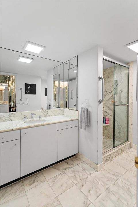 合同活跃: $1,700,000 (4 贝兹, 4 浴室, 2827 平方英尺)