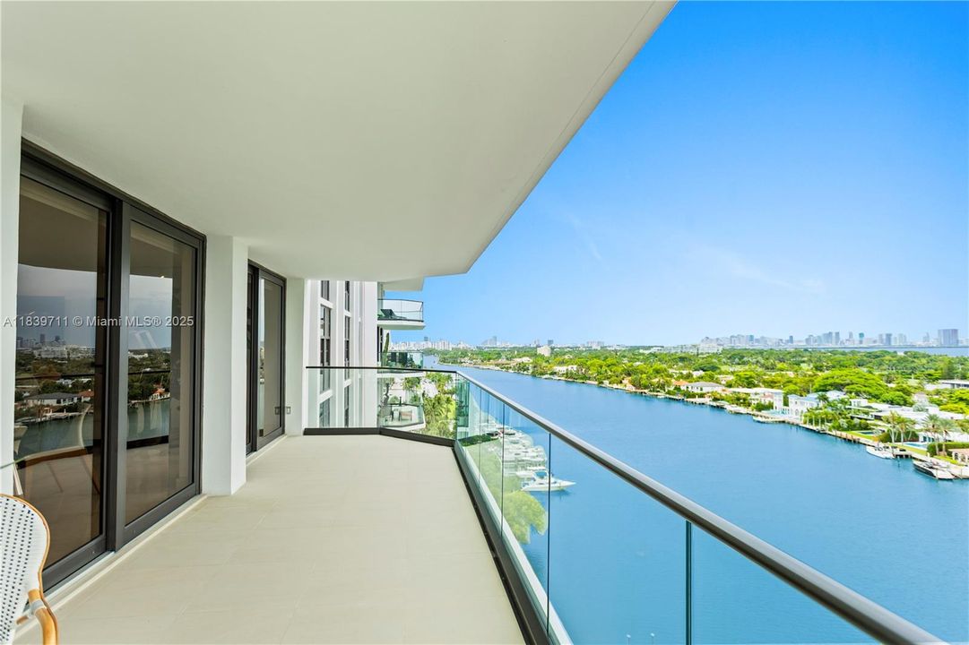 合同活跃: $1,700,000 (4 贝兹, 4 浴室, 2827 平方英尺)