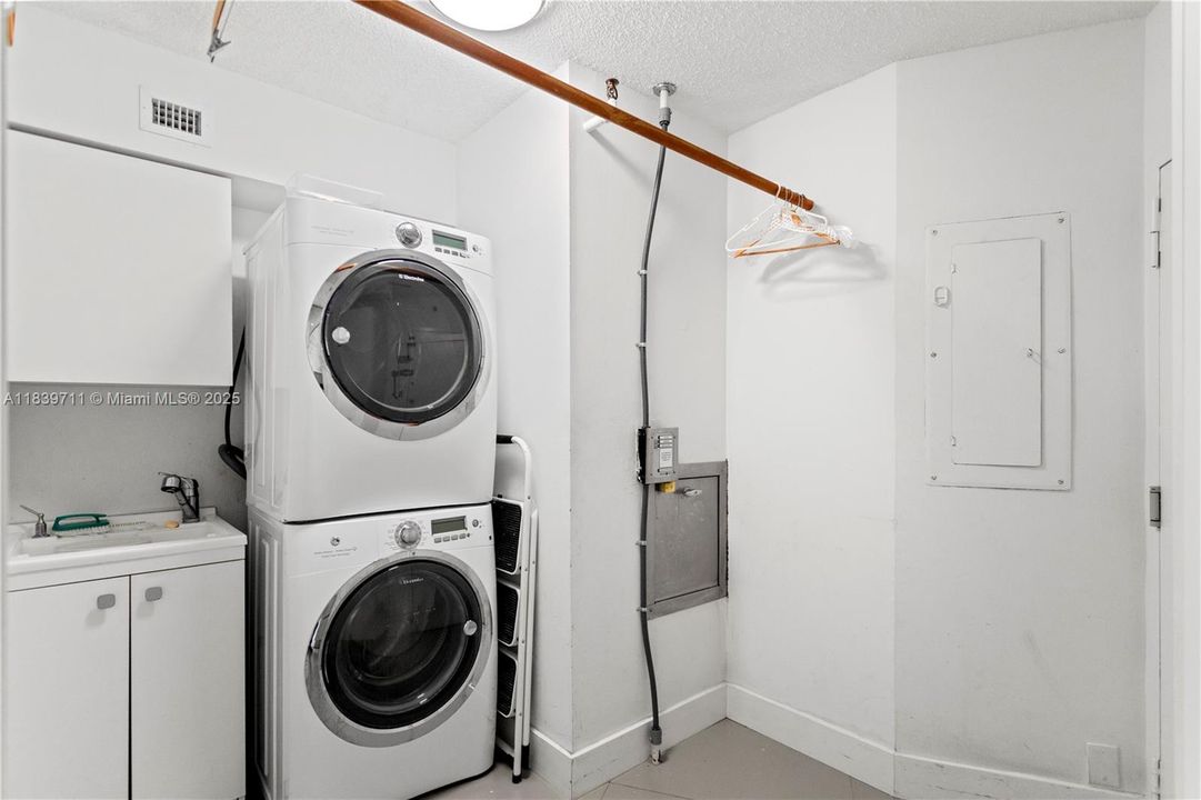 合同活跃: $1,700,000 (4 贝兹, 4 浴室, 2827 平方英尺)