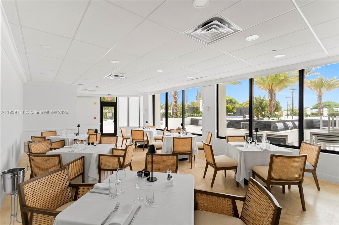 合同活跃: $1,700,000 (4 贝兹, 4 浴室, 2827 平方英尺)