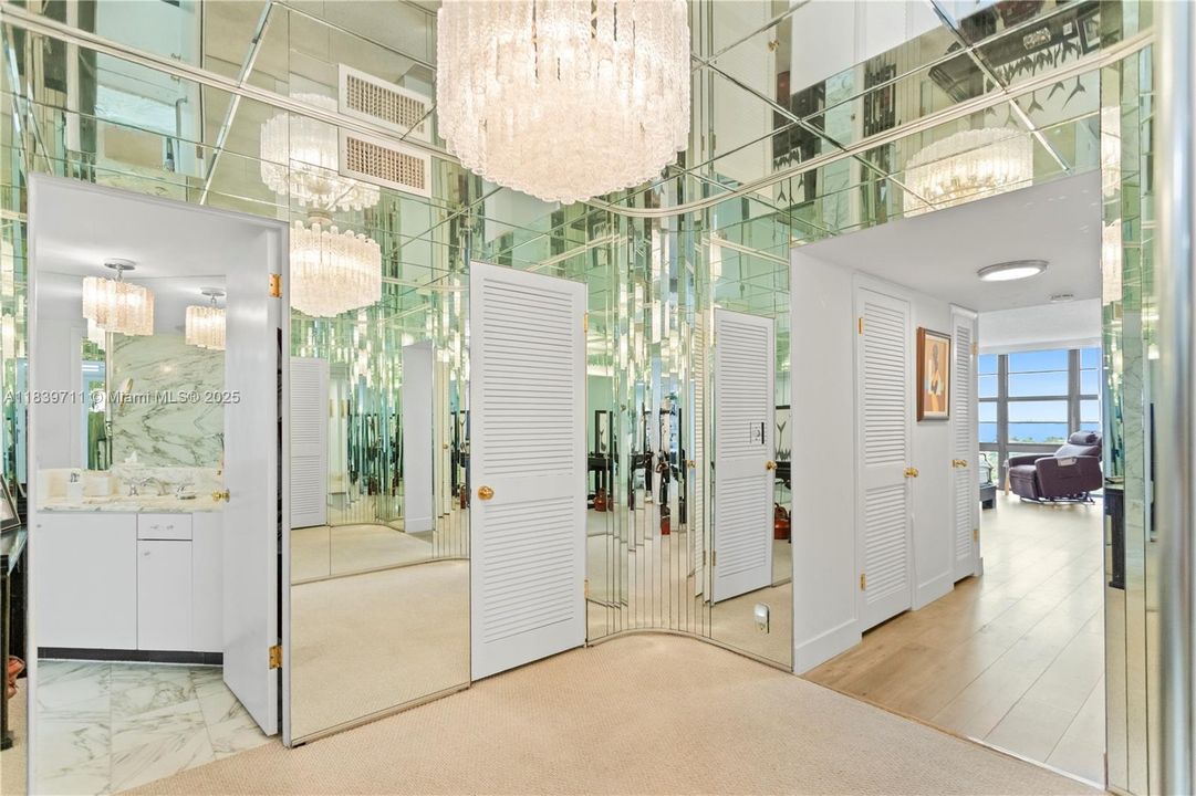 合同活跃: $1,700,000 (4 贝兹, 4 浴室, 2827 平方英尺)