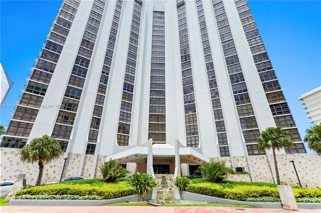 合同活跃: $1,700,000 (4 贝兹, 4 浴室, 2827 平方英尺)