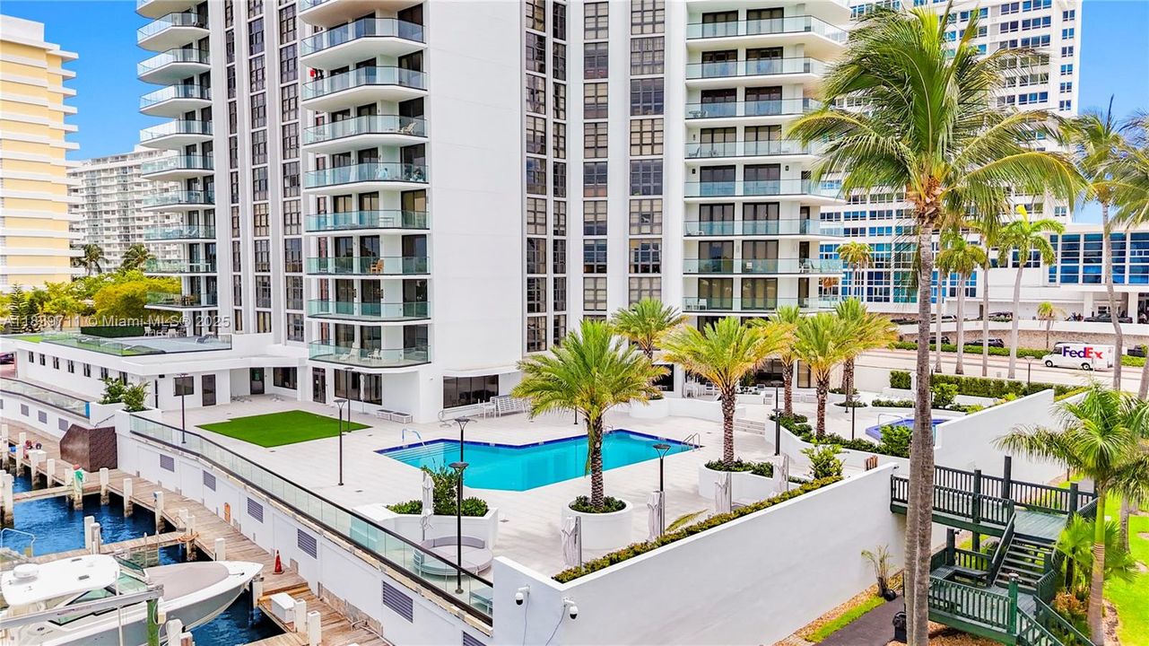 合同活跃: $1,700,000 (4 贝兹, 4 浴室, 2827 平方英尺)