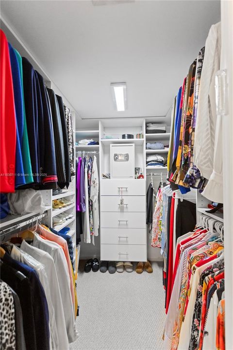 合同活跃: $1,700,000 (4 贝兹, 4 浴室, 2827 平方英尺)