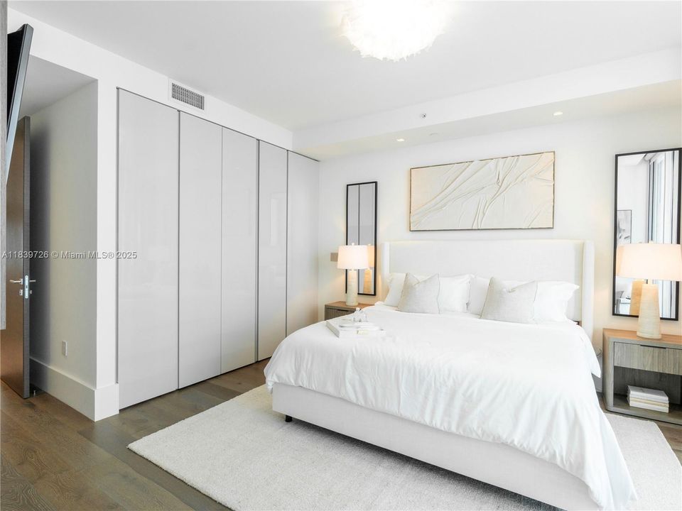 Active With Contract: $5,250,000 (3 beds, 5 baths, 4054 Square Feet)