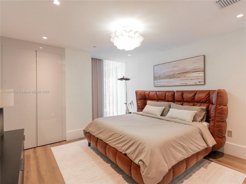 Active With Contract: $5,250,000 (3 beds, 5 baths, 4054 Square Feet)