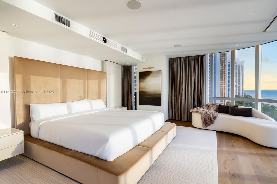 Active With Contract: $5,250,000 (3 beds, 5 baths, 4054 Square Feet)