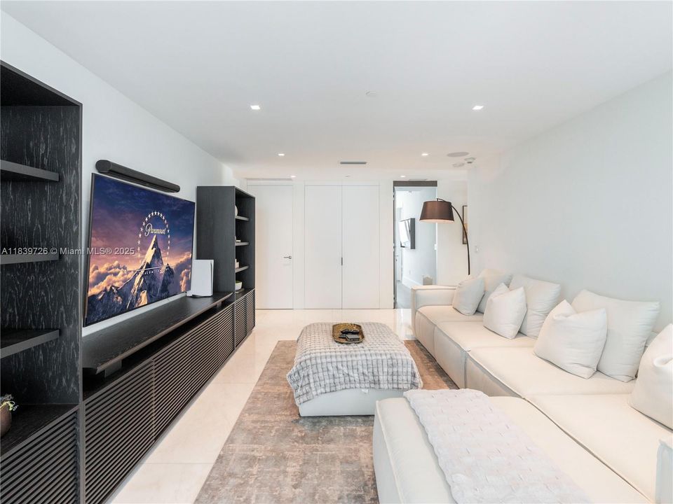 Active With Contract: $5,250,000 (3 beds, 5 baths, 4054 Square Feet)