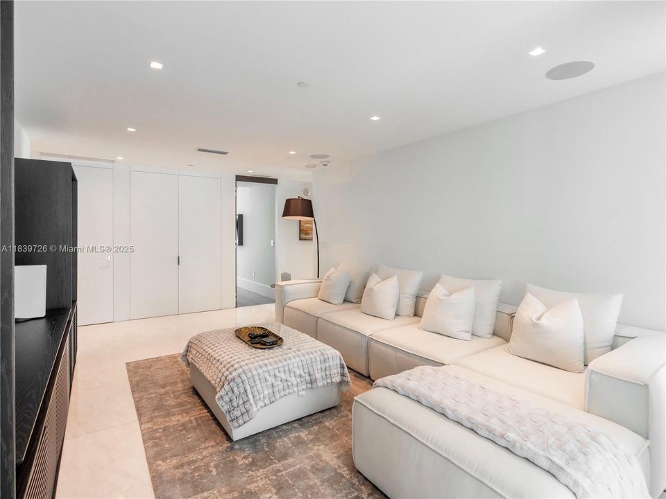 Active With Contract: $5,250,000 (3 beds, 5 baths, 4054 Square Feet)