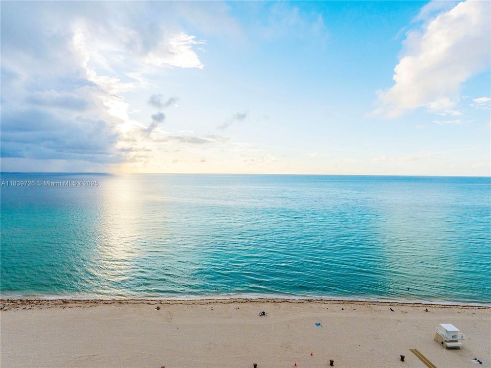 Active With Contract: $5,250,000 (3 beds, 5 baths, 4054 Square Feet)