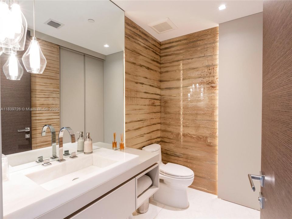 Active With Contract: $5,250,000 (3 beds, 5 baths, 4054 Square Feet)