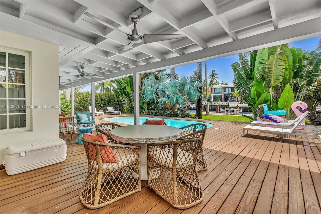 合同活跃: $4,400,000 (4 贝兹, 3 浴室, 1996 平方英尺)