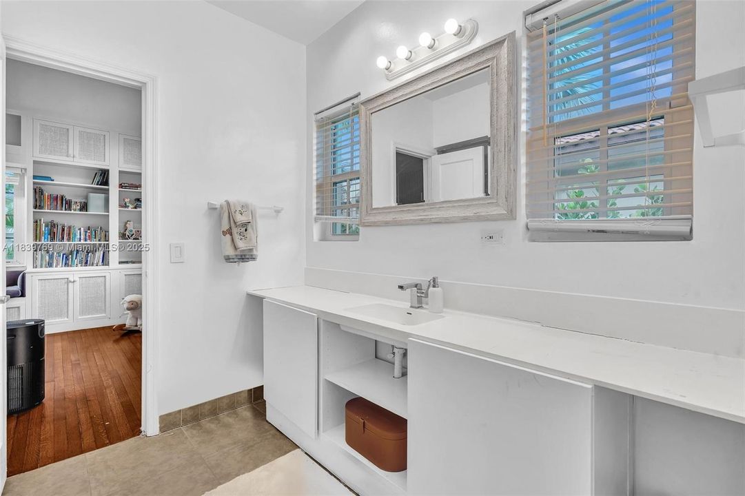 合同活跃: $4,400,000 (4 贝兹, 3 浴室, 1996 平方英尺)