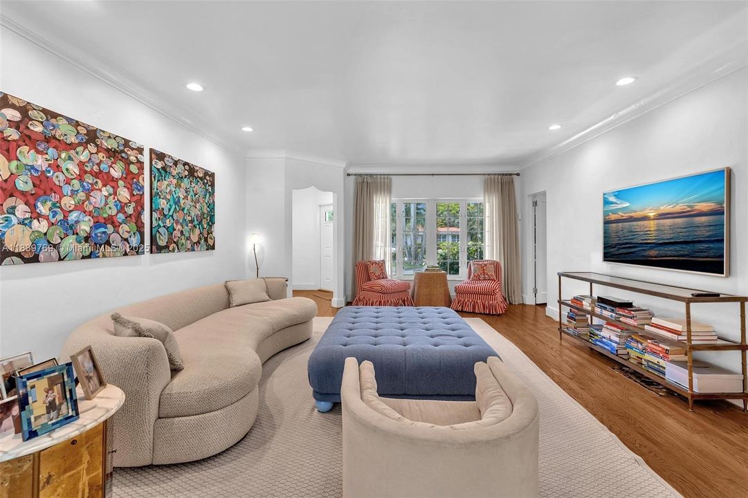 合同活跃: $4,400,000 (4 贝兹, 3 浴室, 1996 平方英尺)