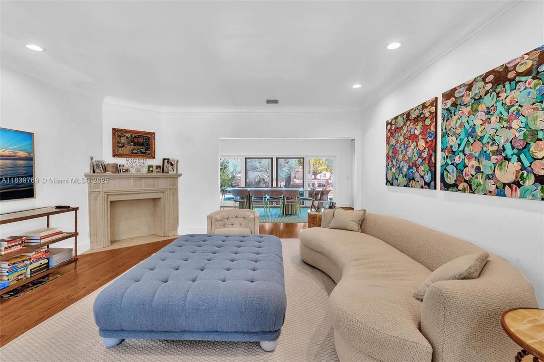 合同活跃: $4,400,000 (4 贝兹, 3 浴室, 1996 平方英尺)