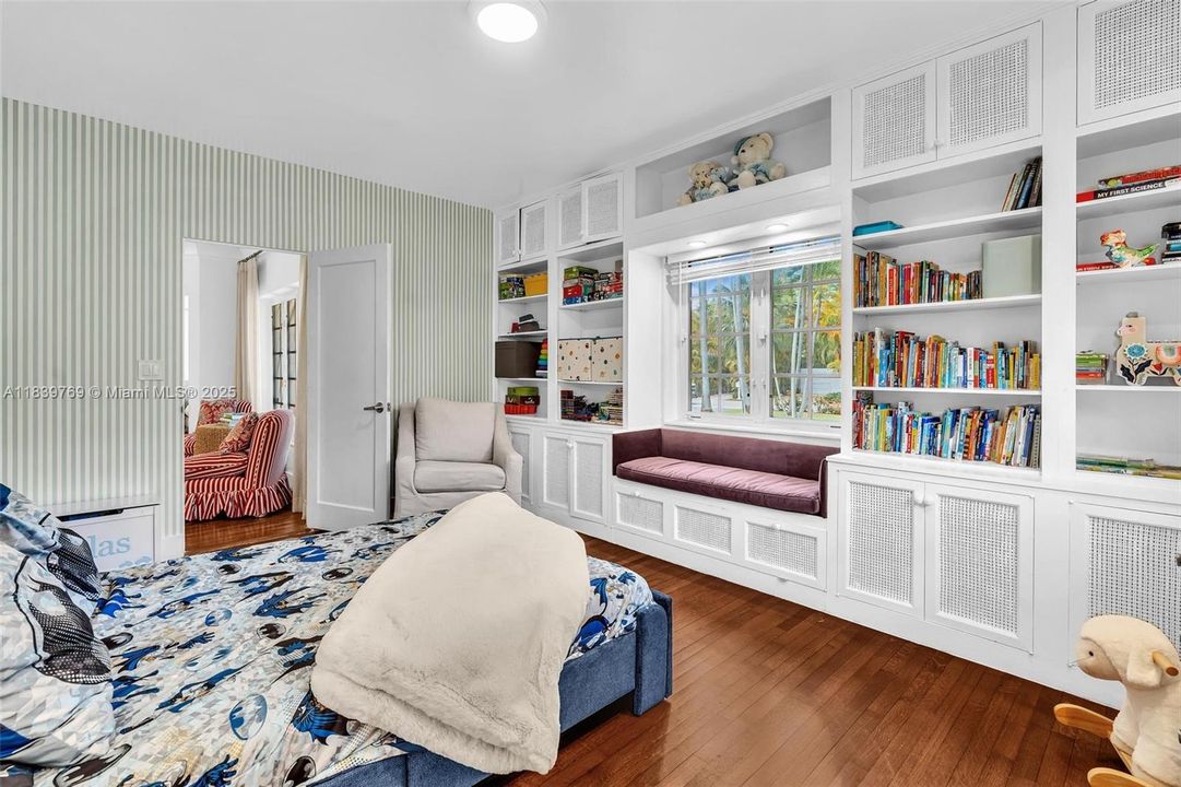 合同活跃: $4,400,000 (4 贝兹, 3 浴室, 1996 平方英尺)