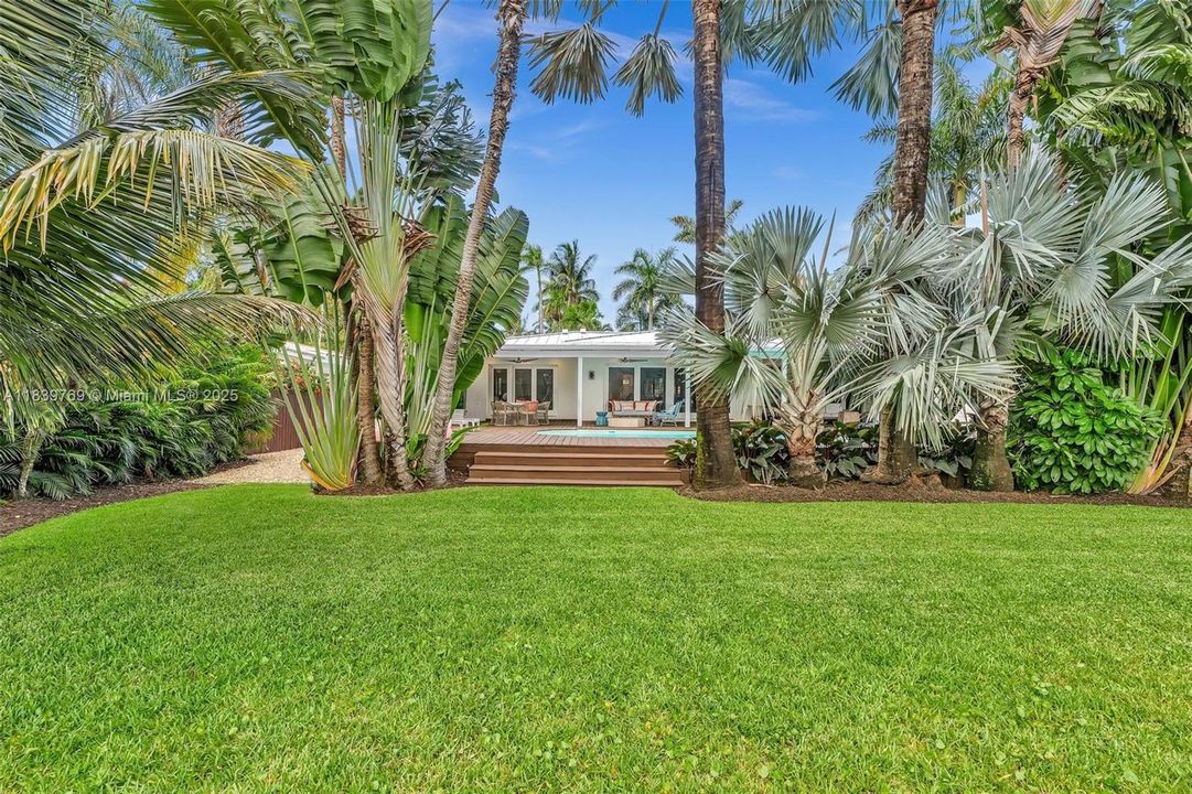 合同活跃: $4,400,000 (4 贝兹, 3 浴室, 1996 平方英尺)