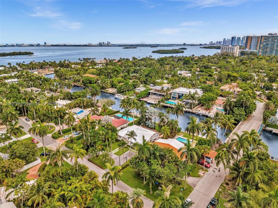 合同活跃: $4,400,000 (4 贝兹, 3 浴室, 1996 平方英尺)