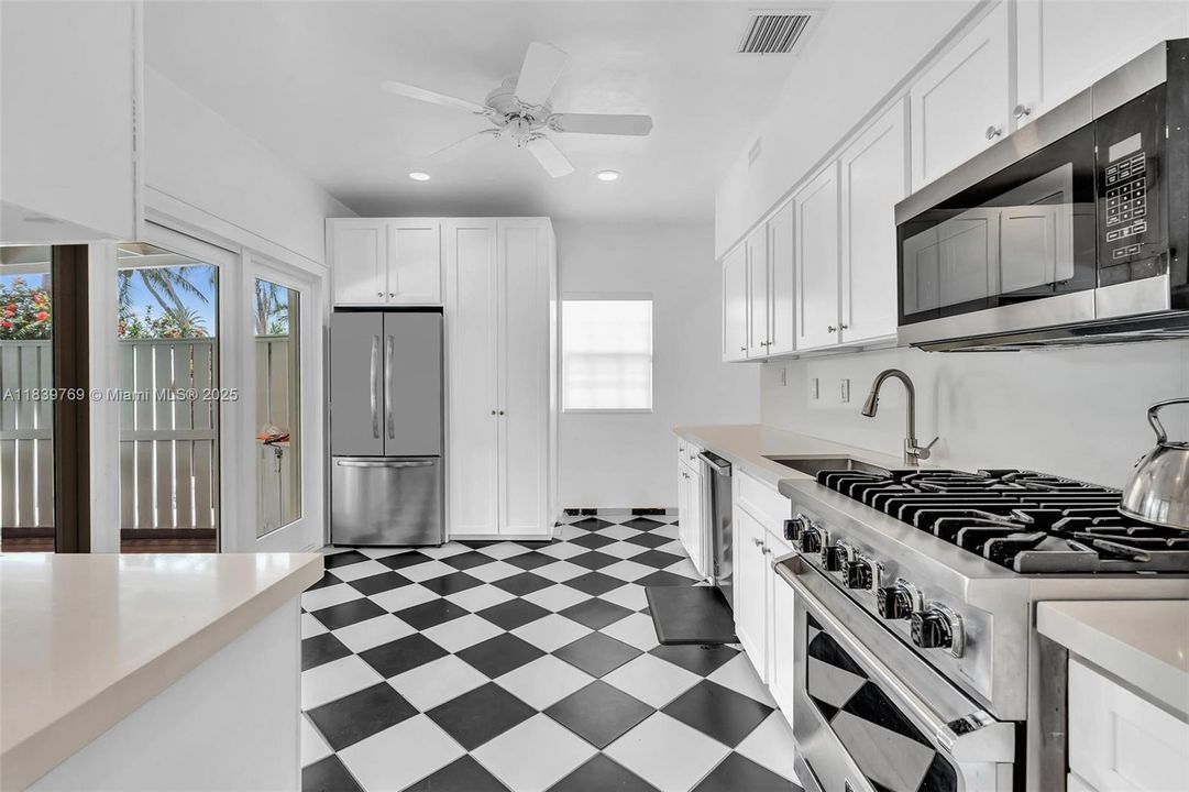 合同活跃: $4,400,000 (4 贝兹, 3 浴室, 1996 平方英尺)