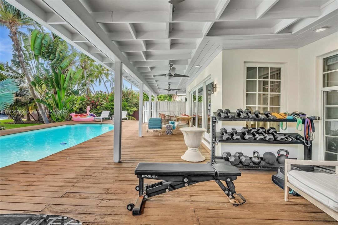 合同活跃: $4,400,000 (4 贝兹, 3 浴室, 1996 平方英尺)