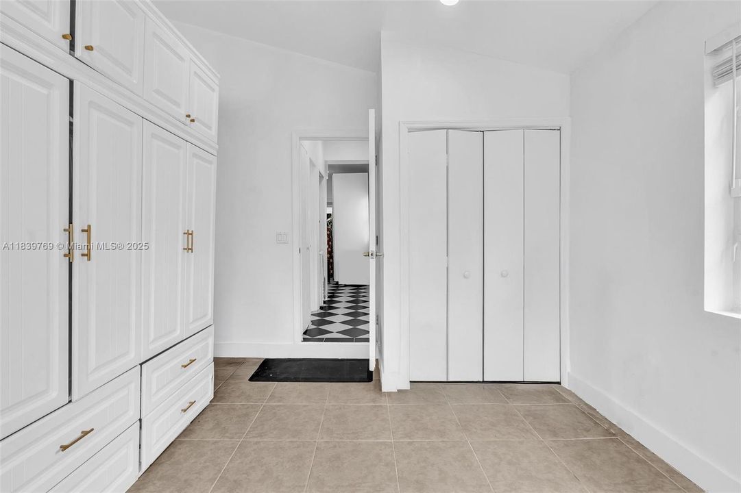 合同活跃: $4,400,000 (4 贝兹, 3 浴室, 1996 平方英尺)