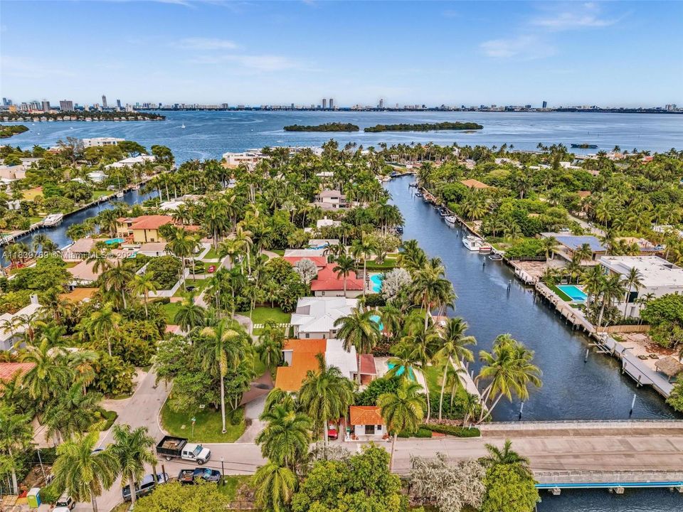 合同活跃: $4,400,000 (4 贝兹, 3 浴室, 1996 平方英尺)