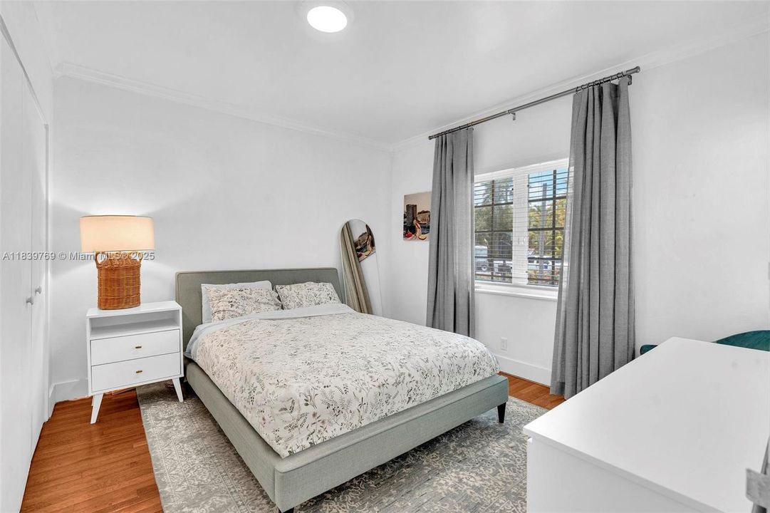 合同活跃: $4,400,000 (4 贝兹, 3 浴室, 1996 平方英尺)