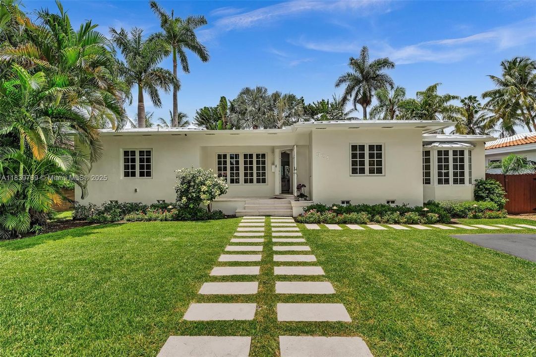 合同活跃: $4,400,000 (4 贝兹, 3 浴室, 1996 平方英尺)