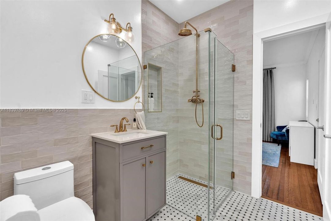 合同活跃: $4,400,000 (4 贝兹, 3 浴室, 1996 平方英尺)