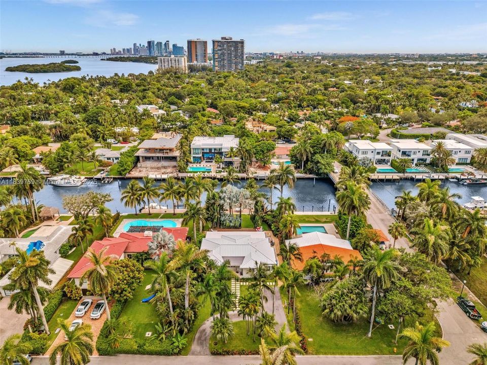 合同活跃: $4,400,000 (4 贝兹, 3 浴室, 1996 平方英尺)