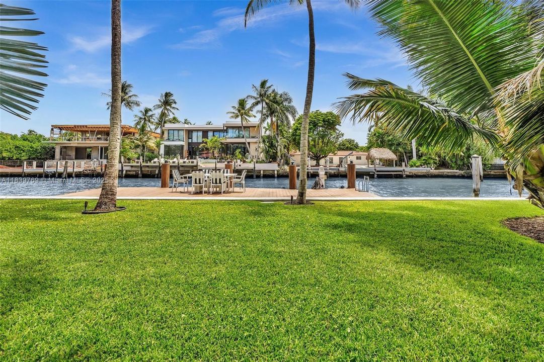 合同活跃: $4,400,000 (4 贝兹, 3 浴室, 1996 平方英尺)