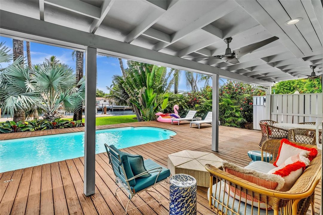 合同活跃: $4,400,000 (4 贝兹, 3 浴室, 1996 平方英尺)