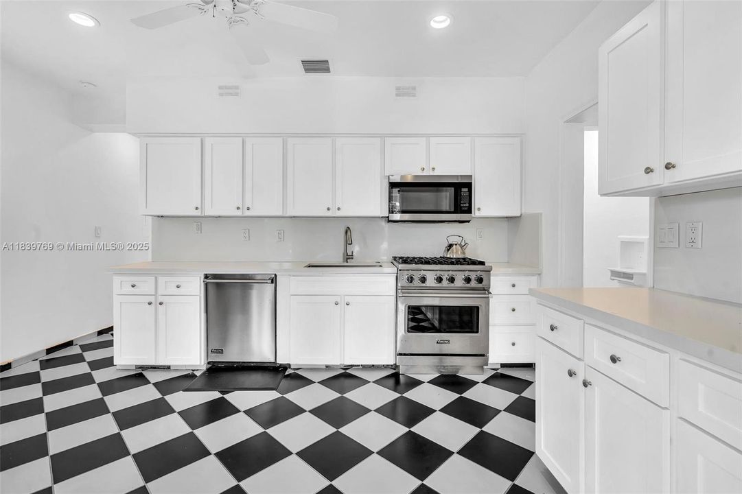 合同活跃: $4,400,000 (4 贝兹, 3 浴室, 1996 平方英尺)